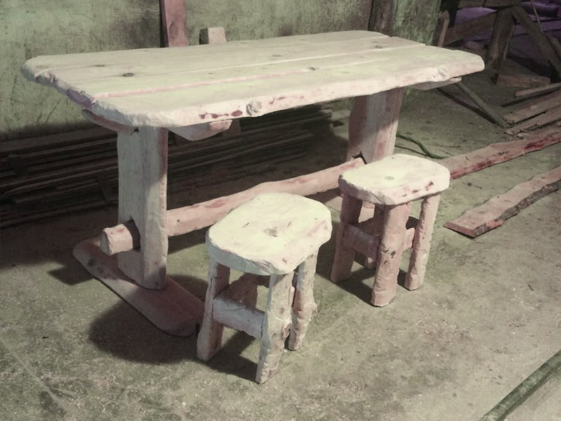 Деревянная мебель ручной работы для бытовки